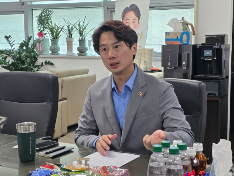 황대호 경기도의회 문화체육관광위원장(더불어민주당·수원3)이 지난 4일 도의회에서 인터뷰를 하며 문화 예산에 대해 설명하고 있다./사진=이민호기자 