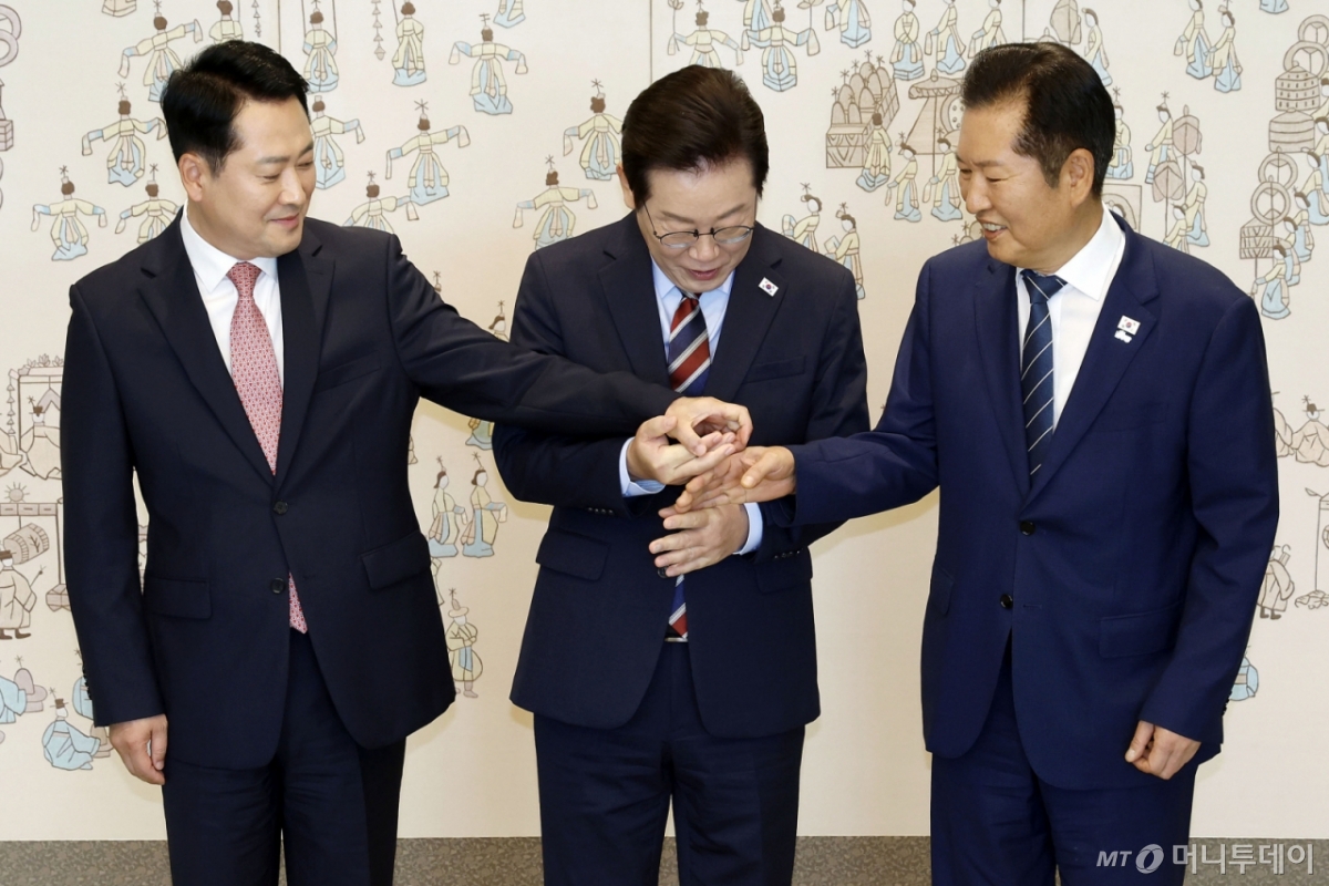 [서울=뉴시스] 최동준 기자 = 이재명 대통령이 8일 서울 용산 대통령실 청사에서 열린 여야 지도부 오찬 회동에서 정청래 더불어민주당 대표, 장동혁 국민의힘 대표와 기념촬영을 하기 위해 손을 맞잡고 있다. 2025.09.08. photocdj@newsis.com /사진=최동준