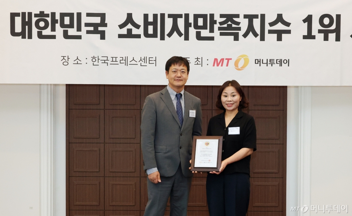 농업회사법인 해오름푸드 박은숙 대표(오른쪽)가 '2025 대한민국 소비자만족지수 1위' 수상 후 머니투데이 송기용 전무(왼쪽)와 함께 기념 촬영을 하고 있다./사진=김창현 기자