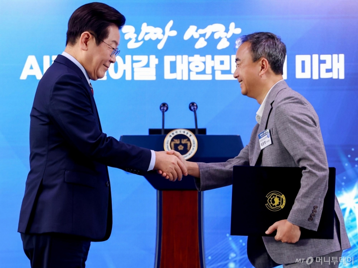 이재명 대통령이 8일 서울 중구 서울스퀘어에서 열린 대한민국, AI로 날다 국가인공지능(AI) 전략위원회 출범식에서 임문영 부위원장에게 위촉장을 수여한 뒤 악수하고 있다. (대통령실통신사진기자단) 2025.09.08. bjko@newsis.com /사진=뉴시스