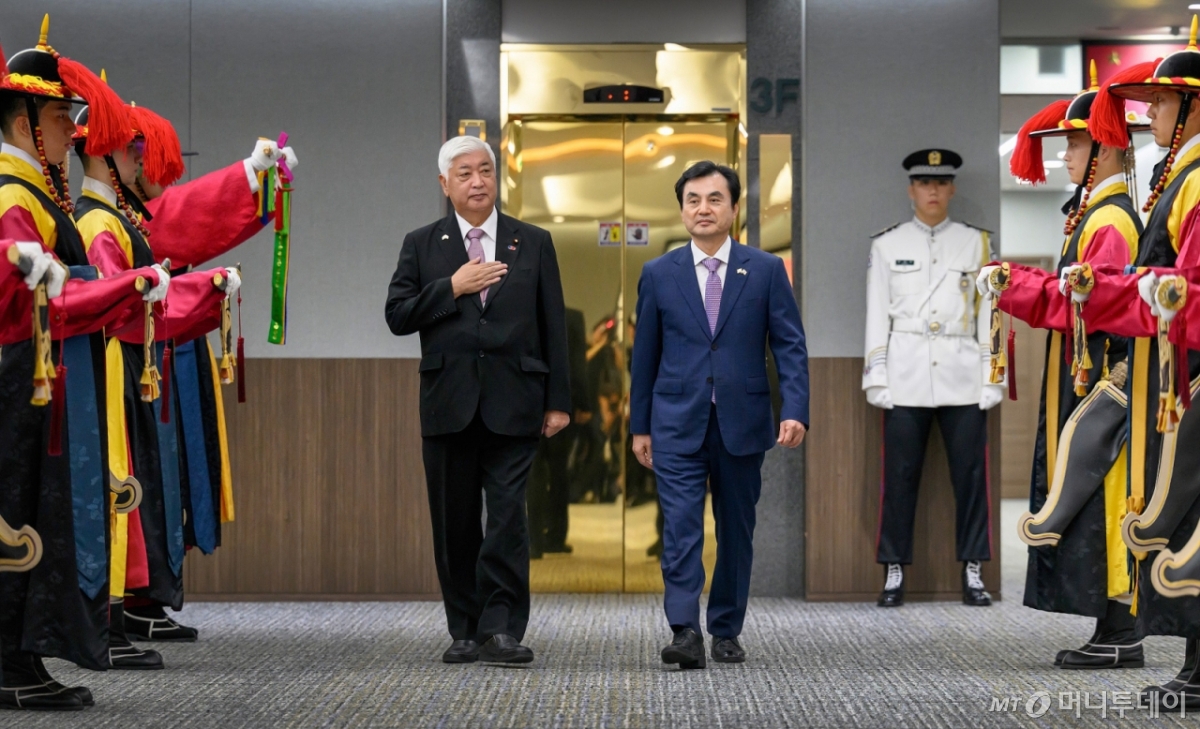 안규백 대한민국 국방부 장관과 나카타니 겐 일본 방위대신이 8일 서울에서 열린 한일 국방장관 회담에서 의장대를 사열하고 있다. / 사진=국방부