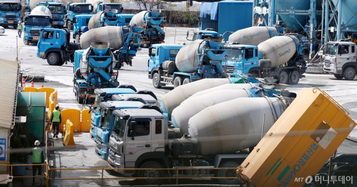 [서울=뉴시스] 추상철 기자 = 26일 오전 서울 시내 한 레미콘 공장에 일부 레미콘 차량이 멈춰 서 있다. 건설경기 침체가 장기화하면서 레미콘·시멘트 등 후방 산업이 휘청이고 있다. 대표적인 내수 산업인 시멘트는 수요가 줄면서 일부 생산라인 가동을 중단했고, 레미콘 공장 가동률은 역대 최저인 17%로 내려앉았다. 2025.03.26. /사진=추상철