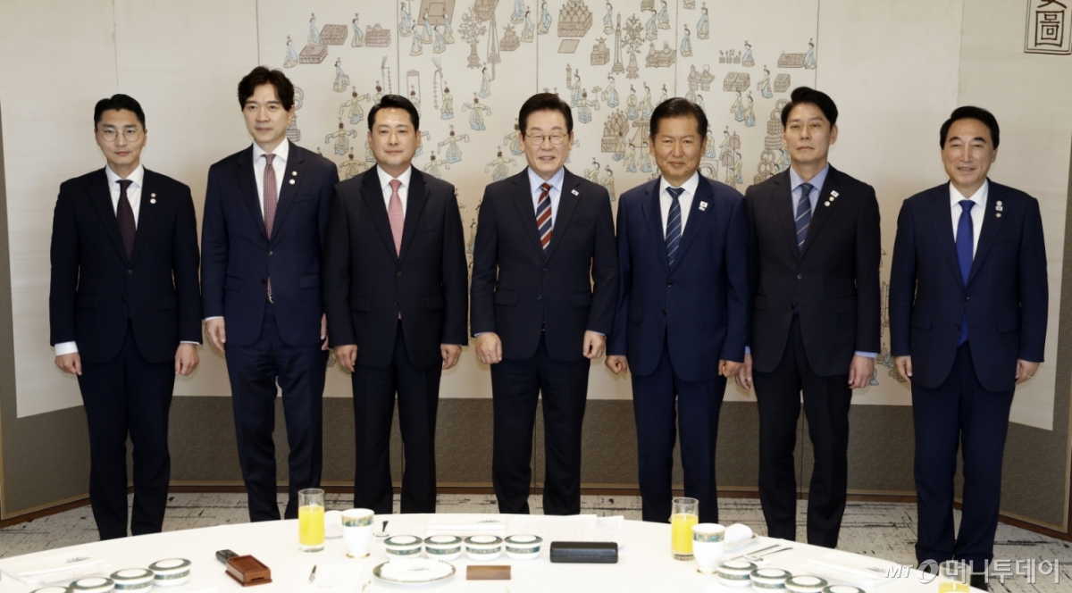 [서울=뉴시스] 최동준 기자 = 이재명 대통령이 8일 서울 용산 대통령실 청사에서 열린 여야 지도부 오찬 회동에서 정청래 더불어민주당 대표, 장동혁 국민의힘 대표 등 참석자들과 기념촬영을 하고 있다.   왼쪽부터 박준태 국민의힘 당대표 비서실장, 박성훈 국민의힘 수석대변인, 장동혁 국민의힘 대표, 이 대통령, 정청래 더불어민주당 대표, 한민수 더불어민주당 당대표 비서실장, 박수현 더불어민주당 수석대변인. 2025.09.08. photocdj@newsis.com /사진=최동준