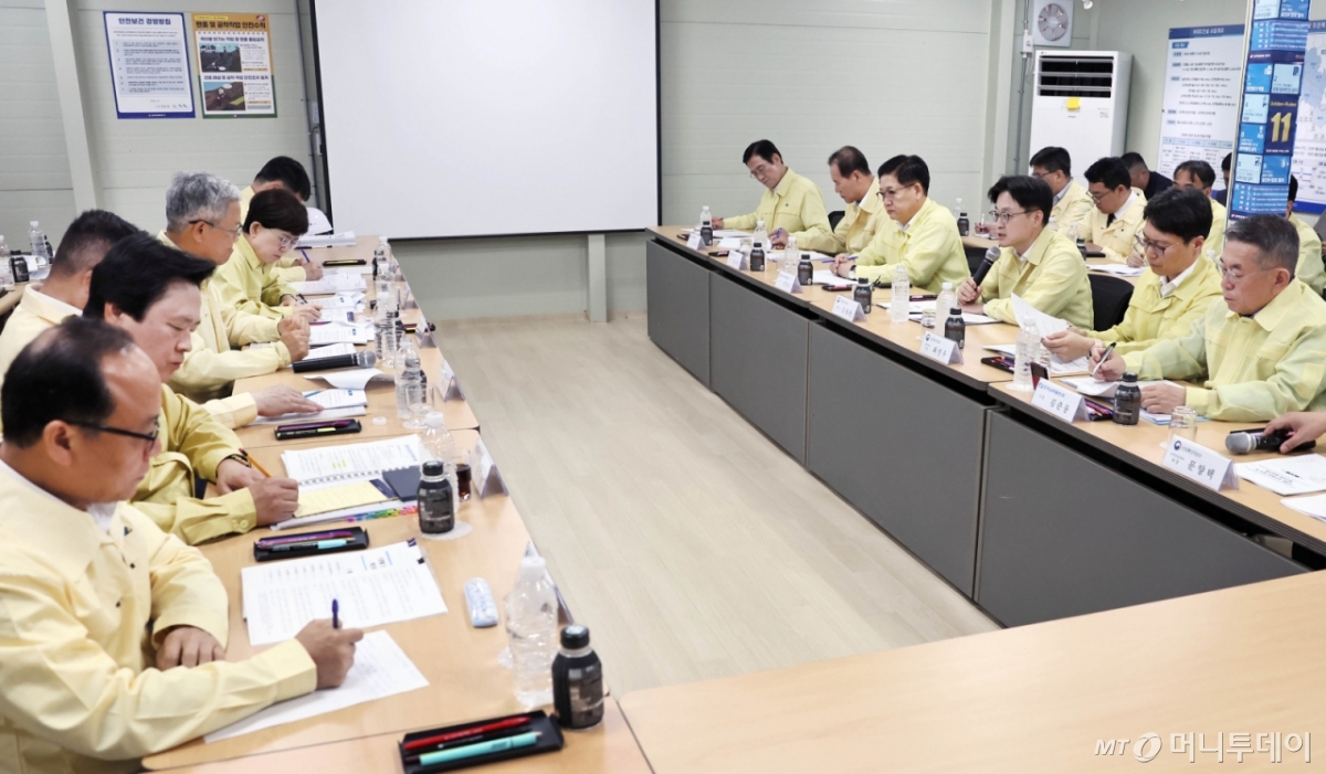 김정관 산업통상자원부 장관이 5일 경기 가평군 소재 신가평변환에서 김동철 한국전력공사 사장, 김동섭 한국석유공사 사장, 최연혜 한국가스공사 사장, 황주호 한국수력원자력 사장을 비롯한 발전5개사(한국중부발전, 한국서부발전, 한국남부발전, 한국동서발전, 한국남동발전) 사장단이 참석한 가운데 에너지공기업 간담회를 하고 있다. (사진= 산업통상자원부 제공) 2025.08.05./사진=뉴시스