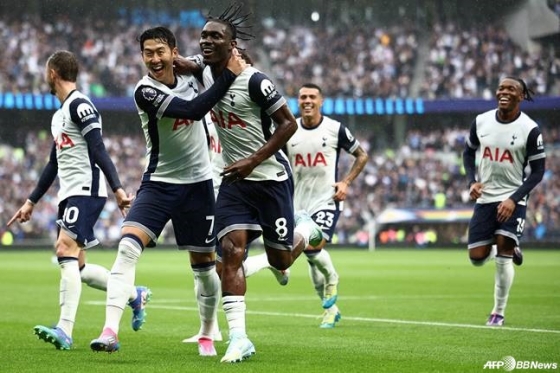토트넘 홋스퍼의 득점 후 손흥민(7번)과 이브 비수마(8번)가 함께 달려가고 있다. /AFPBBNews=뉴스1