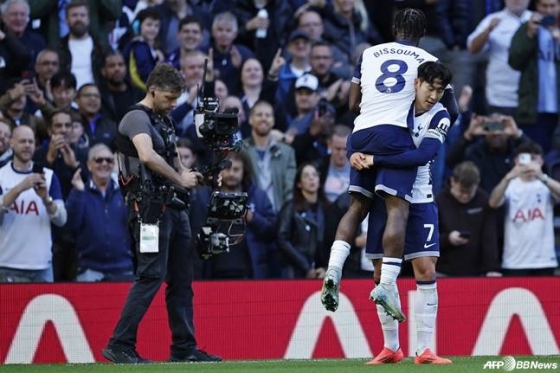 손흥민(오른쪽)이 이브 비수마(8번)를 안아주고 있다. /AFPBBNews=뉴스1