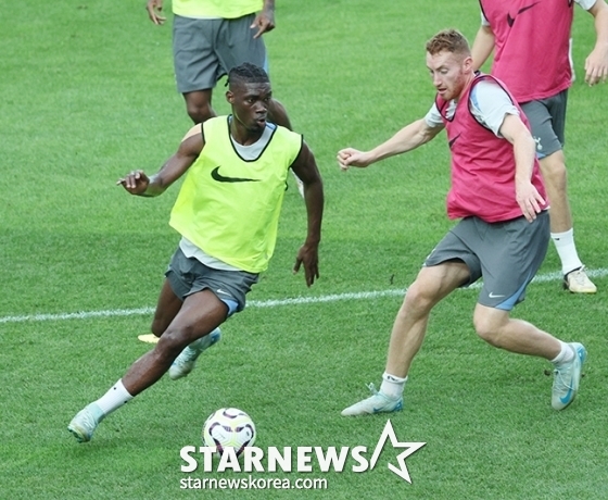 2024 쿠팡플레이 시리즈 토트넘 오픈 트레이닝 당시 이브 비수마(왼쪽)와 데얀 클루셉스키가 볼다툼을 벌이고 있다. /사진=김진경 대기자