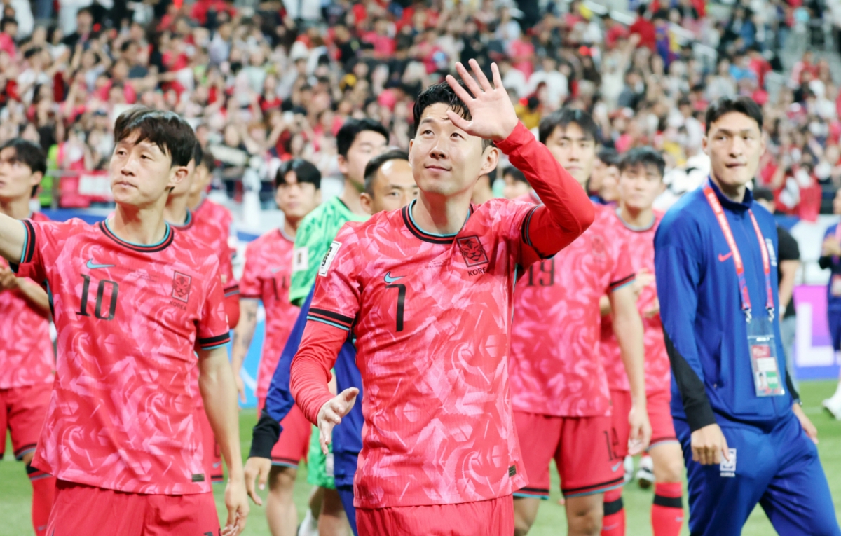 주장 손흥민과 부주장 이재성이 지난 6월 10일 서울월드컵경기장에서 북중미월드컵 최종예선 마지막 경기인 쿠웨이트전에서 승리한 후 월드컵11연속 본선진출을 축하하기위해 그라운드를 돌고 있다. /사진=강영조 선임기자