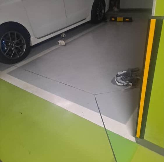 서울 강서구의 한 아파트 주차장에서 바지와 신발을 벗고 노상방뇨를 하는 모습이 포착돼 논란이다./사진=온라인 커뮤니티 보배드림 화면캡쳐.
