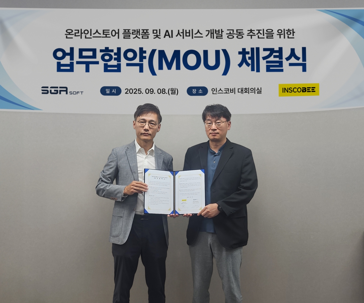 조성환 에스지알소프트 대표(왼쪽)와 심규석 인스코비 디지털자산본부 상무가 업무협약식에서 사진촬영을 하고 있다./사진제공=인스코비