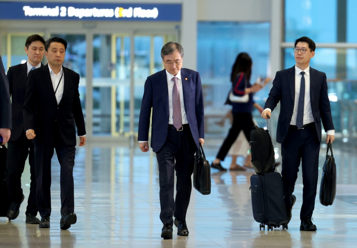 지난 8일 인천국제공항 제2터미널에서 조현 외교부 장관이 미국 이민당국의 불법체류 단속으로 구금된 한국인 300여명의 석방절차를 마무리짓기 위해 워싱턴DC로 출국하고 있다. /사진=뉴시스.