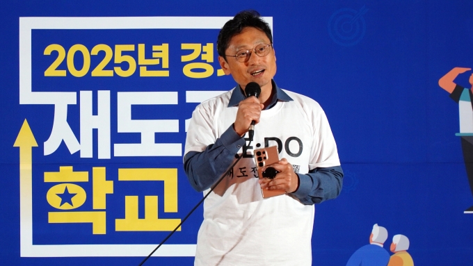 ▲지난 8월 29일 진행된 재도전학교 3기 수료식에서 오후석 경기도평생교육진흥원장이 발언하고 있다./사진제공=경기도평생교육진흥원