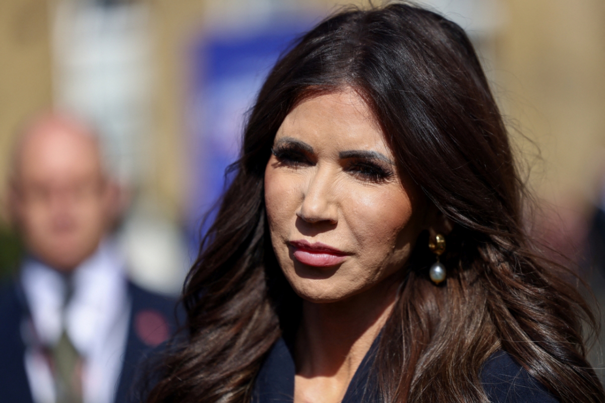 크리스티 놈 미국 국토안보부 장관이 8일(현지시간) 영국 런던에서 열린 '파이브 아이즈' 안보 동맹 정상회의에 참석해 미국 조지아주에서 체포·구금된 한국인 근로자들에 대해 말하고 있다. /런던 로이터=뉴스1