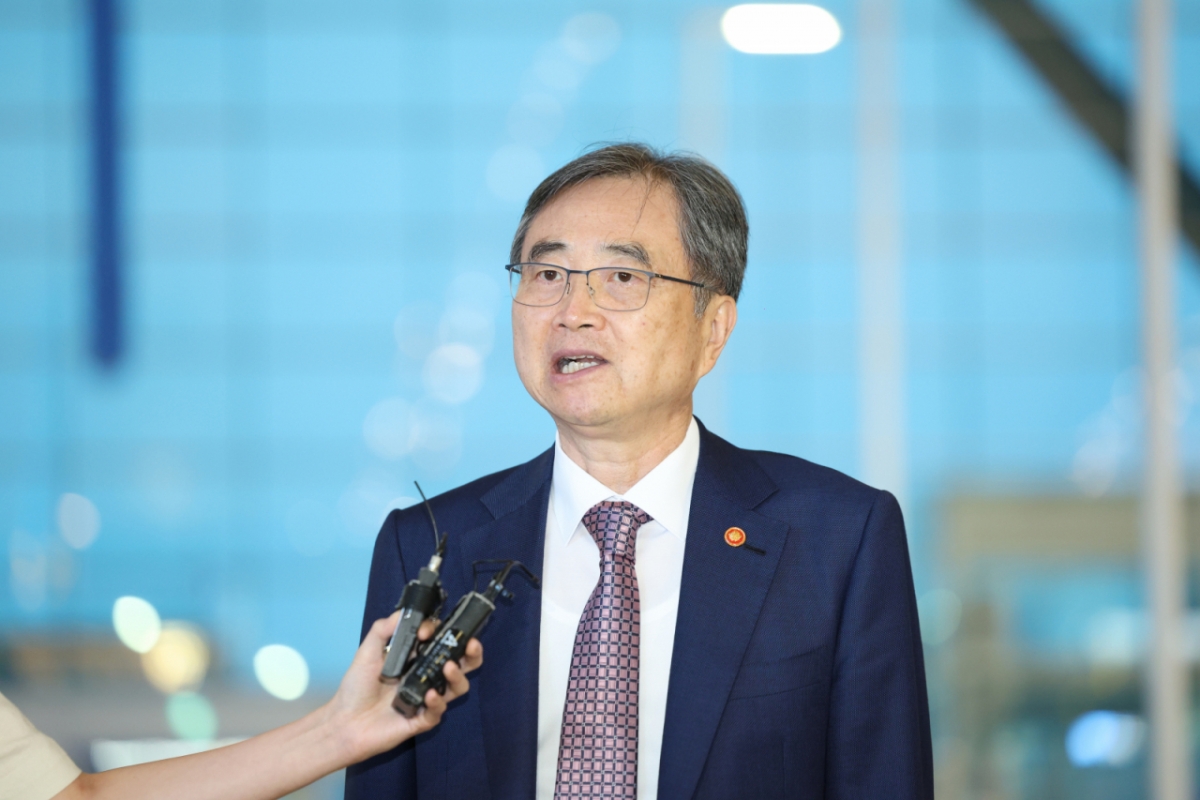 조현 외교부 장관이 미국 이민당국의 불법체류 단속으로 구금된 한국인 300여명의 석방절차를 마무리짓기 위해 8일 인천국제공항 제2터미널에서 워싱턴DC로 출국하며 취재진 질문에 답하고 있다.   미국 이민 당국은 지난 4일(현지 시간) 조지아주 브라이언카운티에 있는 현대차그룹-LG에너지솔루션의 합작 배터리 공장(HL-GA 배터리회사) 건설현장에서 불법체류 관련 단속을 벌여 한국인 300여명을 포함해 총 475명을 체포·구금했다./사진=뉴시스.