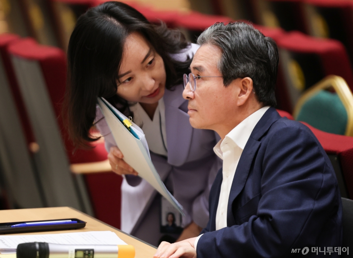 (서울=뉴스1) 허경 기자 = 김용범 정책실장과 전은수 부대변인이 20일 서울 용산 대통령실 청사에서 열린 기자간담회에 앞서 대화하고 있다. 2025.8.20/뉴스1 Copyright © 뉴스1. All rights reserved. 무단 전재 및 재배포, AI학습 이용 금지. /사진=(서울=뉴스1) 허경 기자