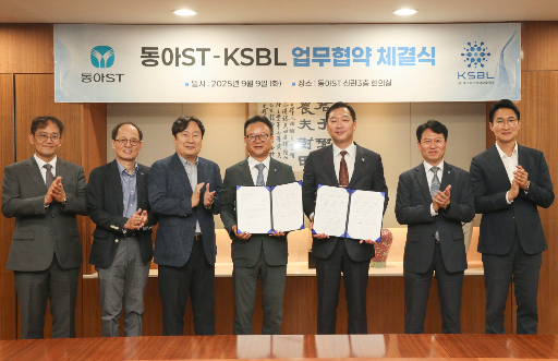 9일 국전약품의 자회사 케이에스바이오로직스(KSBL)은 동아에스티와 글로벌 항암제 시장 공동 진출을 위한 업무협약을 체결했다. 홍종호 KSBL 대표(사진 왼쪽에서 네번째)와 정재훈 동아에스티 대표(왼쪽에서 다섯번째) 등이 사진 촬영을 하고 있다. /사진제공=국전약품