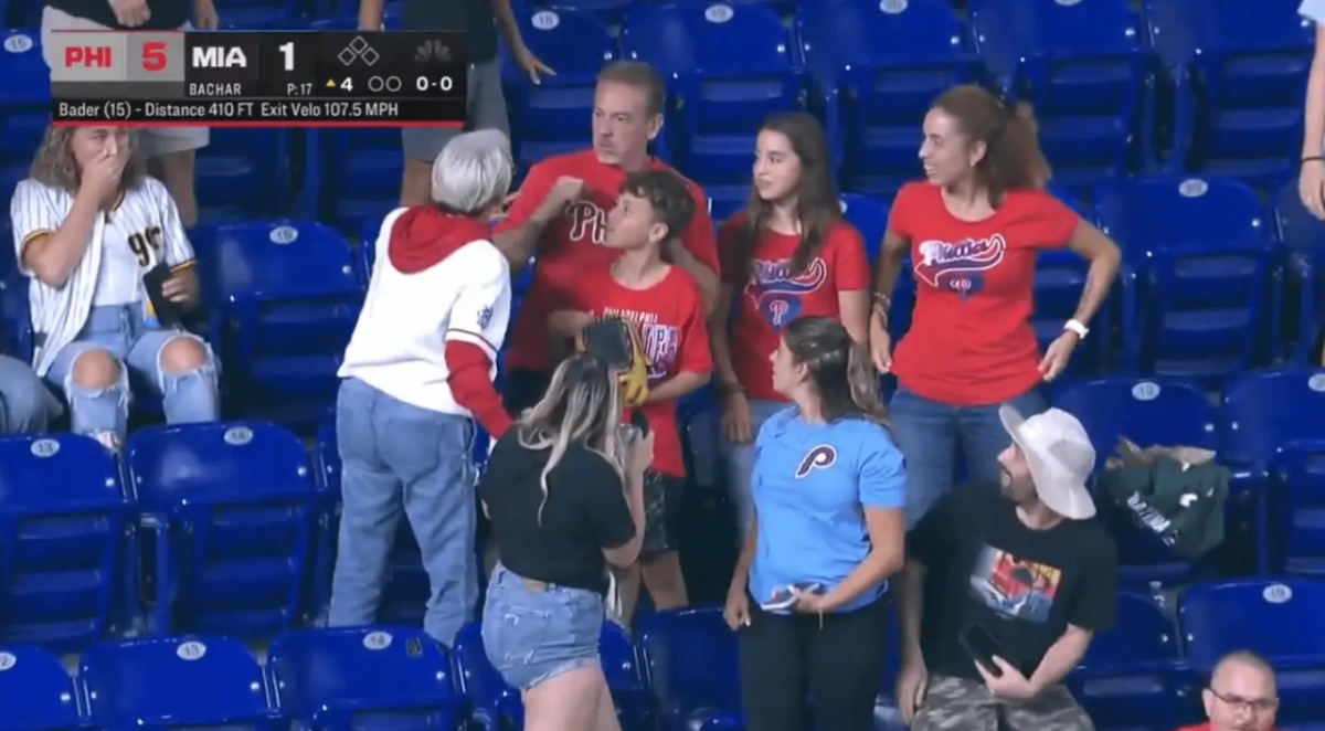 한 미국 여성 야구팬이 홈런볼을 주운 남성에게 공이 자신의 것이라고 항의하고 있다. /사진=SNS 갈무리 