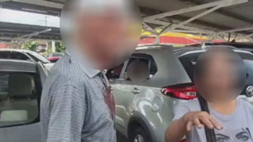 태국에서 30대 한국인으로부터 폭행 피해를 본 80대 영국인 모습. 그의 셔츠가 피로 물들어 있다. /사진=뉴시스(혼끼사에 캡처)