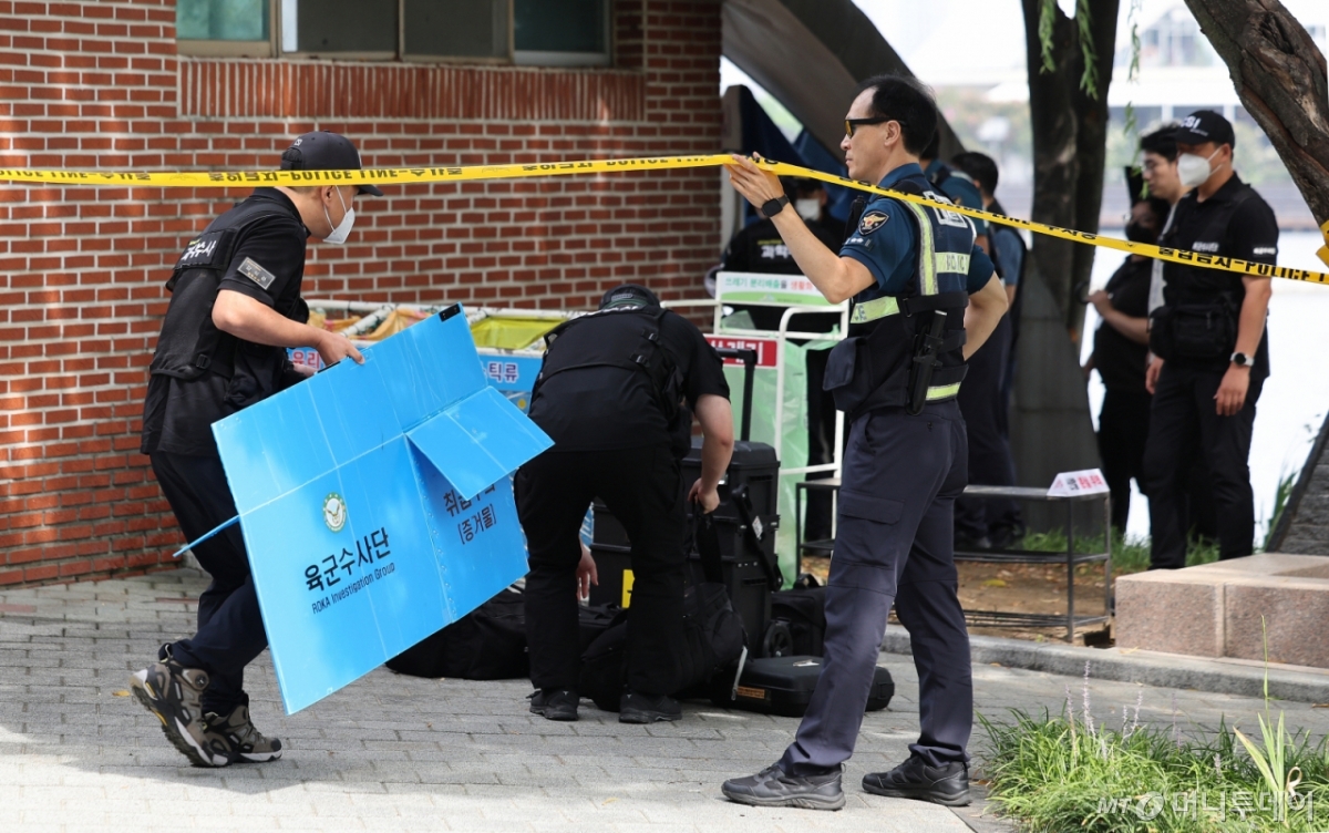 지난 2일 대구 수성구 산책로 인근에서 육군수사단, 경찰과학수사대 등이 현장조사를 벌였던 모습. 당시 경북 영천 소재 육군 직할부대 소속 한 대위가 총상을 입고 숨진 채 발견됐다. / 사진=뉴시스