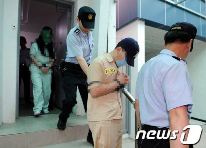 칠곡계모사건의 친부 김모(39)씨와 계모 임모(37)씨가 항소심 재판을 마친 후 호송차로 이동하고 있다. /사진=뉴스1