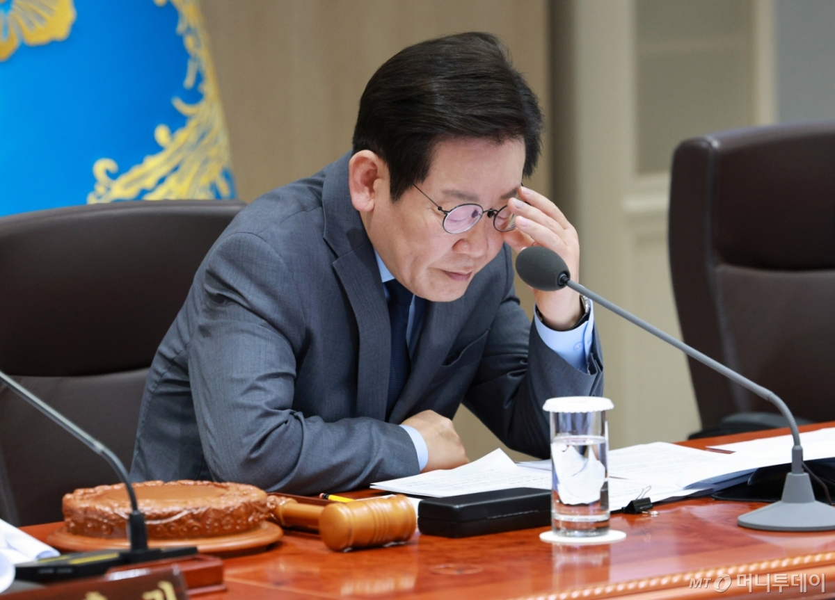 [서울=뉴시스] 고범준 기자 = 이재명 대통령이 9일 서울 용산 대통령실 청사에서 열린 제41회 국무회의에서 자료를 살펴보고 있다. 2025.09.09. bjko@newsis.com /사진=고범준