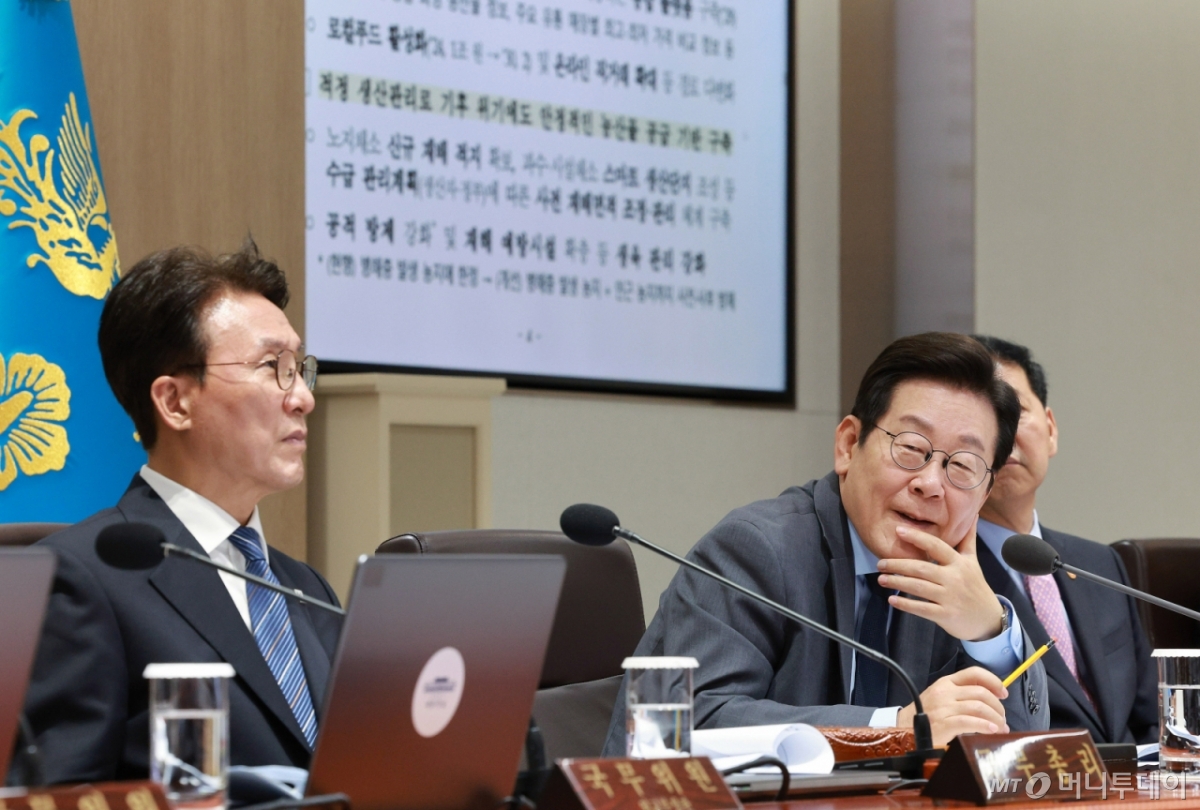 [서울=뉴시스] 고범준 기자 = 이재명 대통령이 9일 서울 용산 대통령실 청사에서 열린 제41회 국무회의에서 민생경제 회복·안정 대책 토론 중 윤호중 행정안전부 장관의 발언을 듣고 있다. 2025.09.09. bjko@newsis.com /사진=고범준