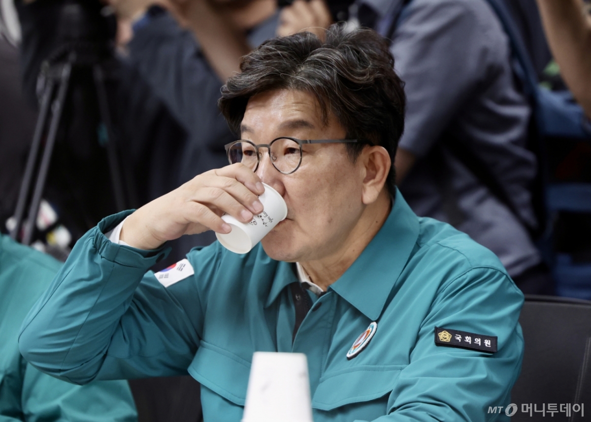 [강릉=뉴시스] 김명년 기자 = 권성동 국민의힘 의원이 9일 오후 강원 강릉시청에서 열린 범정부 가뭄대응 현장지원반 간담회에서 물을 마시고 있다. 이날 국회에서 열린 본회의에서 통일교 측으로부터 불법 정치자금을 받은 혐의로 구속 영장이 청구된 국민의힘 권성동 의원에 대한 체포동의안이 보고됐다. 2025.09.09. kmn@newsis.com /사진=김명년