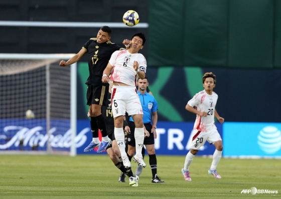 엔도 와타루(6번)가 7일 오전 11시(한국시간) 미국 캘리포니아주의 오클랜드 알라메다 카운티 콜리세움에서 열린 멕시코와 친선경기에서 공중볼 경합하고 있다. /AFPBBNews=뉴스1