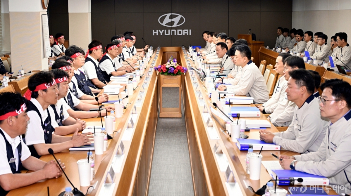 (울산=뉴스1) 조민주 기자 = 현대자동차 노사 관계자들이 지난 6월 18일 현대차 울산공장 본관 동행룸에서 '2025년 임금 및 단체협상 교섭 상견례'를 하고 있다. (현대자동차 제공. 재판매 및 DB 금지) 2025.6.18/뉴스1 Copyright © 뉴스1. All rights reserved. 무단 전재 및 재배포, AI학습 이용 금지. /사진=(울산=뉴스1) 조민주 기자