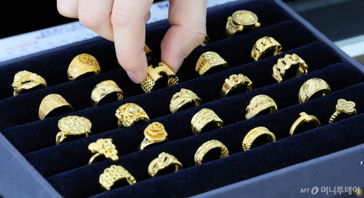 (서울=뉴스1) 박세연 기자 = 11일 서울 종로구의 한 금은방에서 직원이 금반지를 살펴보고 있다. 무역 긴장으로 안전자산 선호 심리가 확대되면서 뉴욕상업거래소(COMEX)에서 10일(현지시간) 금 선물은 트로이온스당 2900달러를 처음으로 돌파했다. 3000달러를 넘길 것이란 예상이 현실화한 가운데, 도널드 트럼프 미국 대통령의 관세 위협이 전방위적으로 확산하면 금값은 더 오를 수 있다는 전망이 나온다. 국내 금가격도 연일 사상 최고치를 갈아치고 있다. 11일 오후 현재 한국금거래소 홈페이지 기준 금1돈 구매비용은 592,000원으로 60만원 턱밑까지 올랐다. 반지 등 금제품 구매시 세공비에 세금까지 더해지면 60만원을 훌쩍 넘어선다. 2025.2.11/뉴스1 Copyright © 뉴스1. All rights reserved. 무단 전재 및 재배포, AI학습 이용 금지. /사진=(서울=뉴스1) 박세연 기자