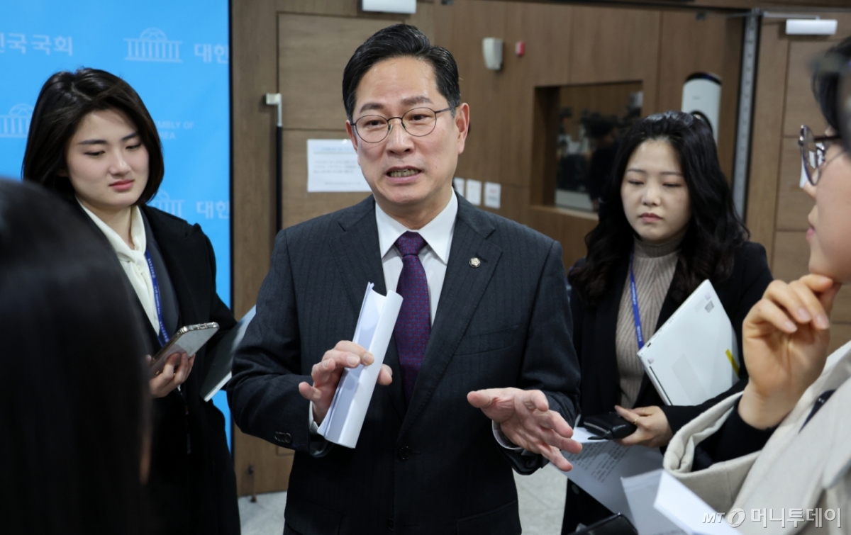 [서울=뉴시스] 조성우 기자 = 국회 기획재정위원회 간사인 박수영 국민의힘 의원이 20일 오전 서울 여의도 국회 소통관에서 열린 연금개혁 관련 기자회견을 마친 뒤 취재진 질문에 답하고 있다. 2025.03.20. xconfind@newsis.com /사진=조성우