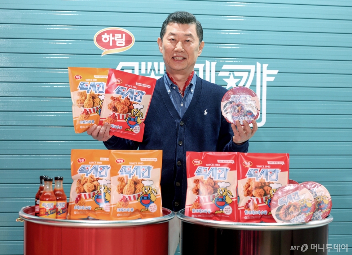 [서울=뉴시스] 김진아 기자 = 김홍국 하림그룹 회장이 15일 서울 성동구 하림 맥시칸 론칭 팝업스토어 '장하다 하림 맥시칸'에서 '맥시칸' 냉동치킨 등 론칭 제품을 들고 포즈를 취하고 있다.   하림은 약 40년 정통을 이어온 맥시칸의 맛과 노하우를 담은 냉동치킨 간편식을 론칭, 100% 국내산 닭고기만을 엄선해 만든 냉동치킨부터 소스, 볶음면 등 총 12종으로 구성했다. 2025.05.15. bluesoda@newsis.com /사진=김진아