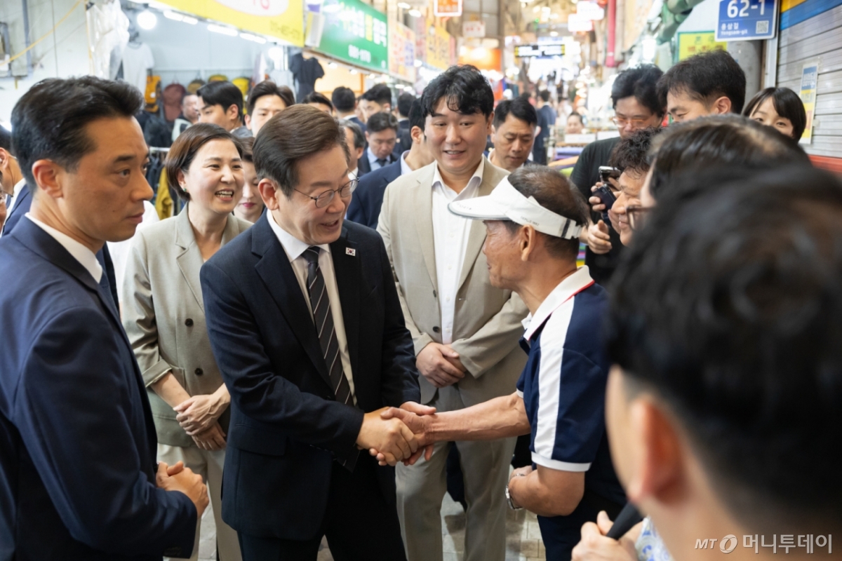 (서울=뉴스1) 허경 기자 = 이재명 대통령이 5일 인천 미추홀구 용현시장을 방문해 시민들과 인사하고 있다. (이대통령실 제공. 재판매 및 DB 금지)?2025.9.5/뉴스1  Copyright © 뉴스1. All rights reserved. 무단 전재 및 재배포,  AI학습 이용 금지. /사진=(서울=뉴스1) 허경 기자