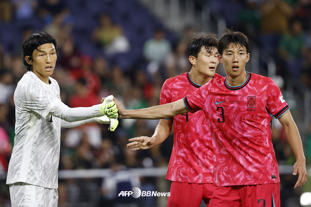 경기에 집중하는 김승규(왼쪽). /AFPBBNews=뉴스1