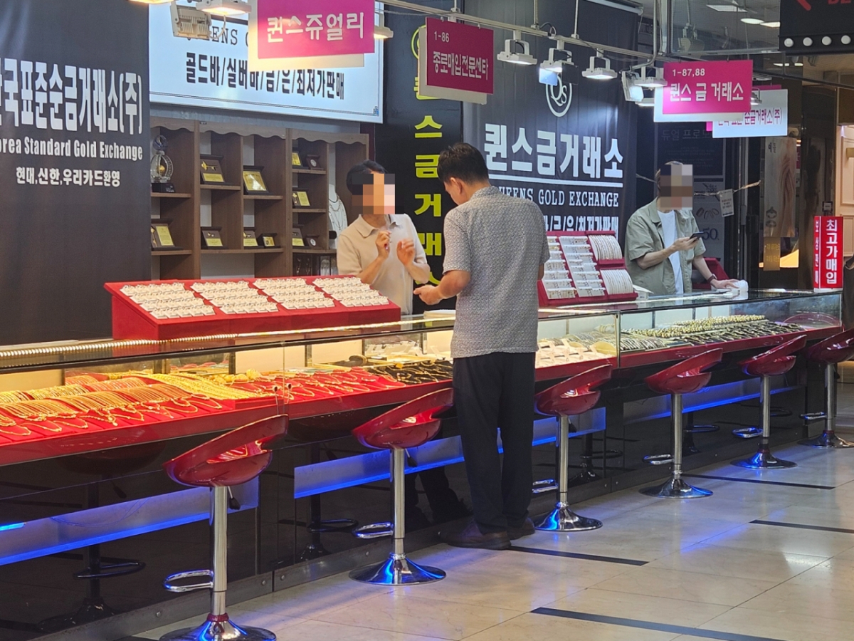 10일 오전 서울 종로구의 금 거래소에서 한 시민이 상인과 대화를 나누는 중이다./사진=박상혁 기자.