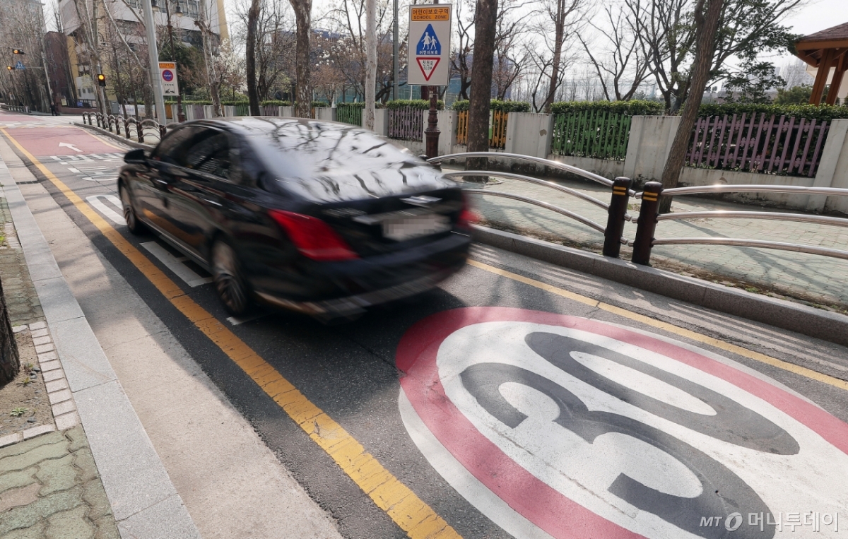 '민식이법' 시행 첫 날 서울의 한 초등학교 인근 도로 /사진=머니투데이 DB
