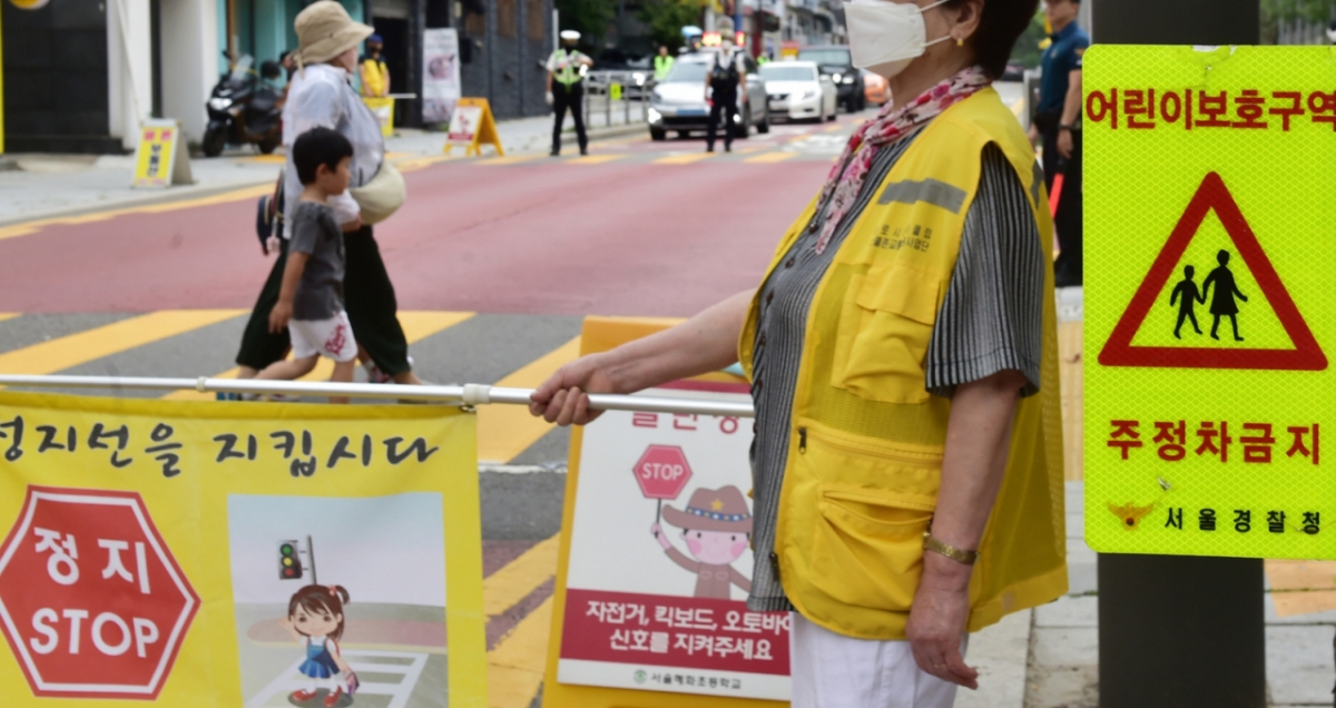2024년 서울 종로구 한 초등학교 앞에서 교통 경찰 및 교통지도 단속원, 학교 관계자 등이 2학기 개학을 맞아 어린이보호구역 내 집중단속 및 교통지도 활동을 하고 있는 모습. /사진=머니S