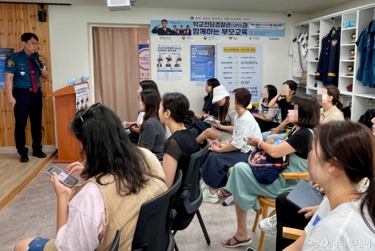 10일 오전 서울 동작구 동작청소년경찰학교에서 이백형 동작서 SPO 팀장이 딥페이크 예방 교육을 진행하고 있다. /사진=이현수 기자.