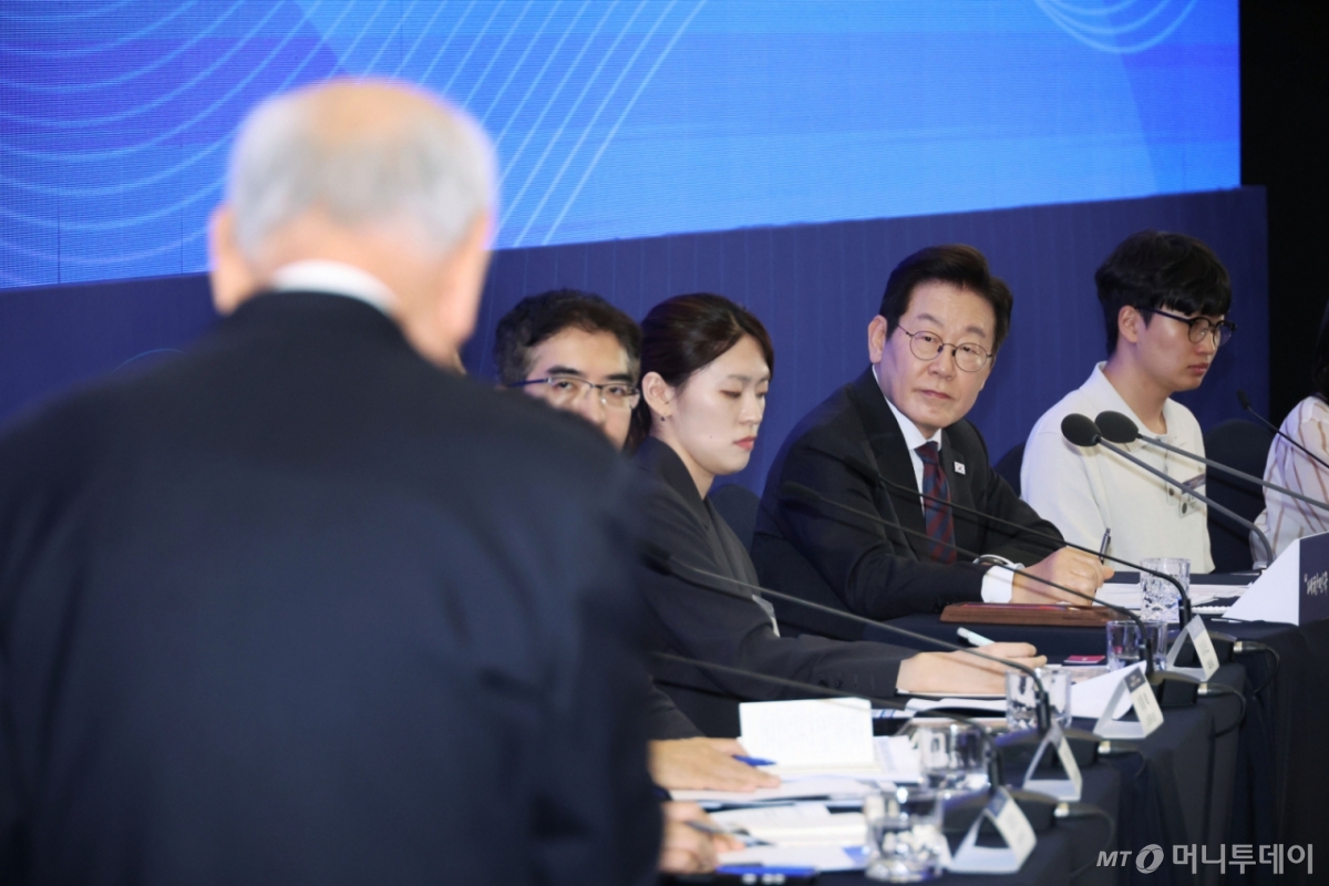 [서울=뉴시스] 고범준 기자 = 이재명 대통령이 10일 서울 마포구 프론트원에서 열린 국민성장펀드 보고대회에서 신동식 한국해사기술 회장 발언을 듣고 있다. (대통령실통신사진기자단) 2025.09.10. bjko@newsis.com /사진=