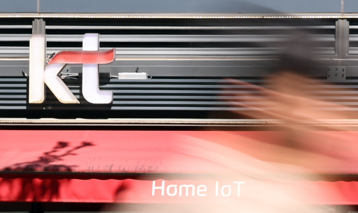 KT 가입자의 무단 소액결제 피해 사고 원인으로 가상의 유령기지국 운영 의혹이 제기되자 정부가 긴급 점검에 돌입한 10일 서울 한 KT대리점에 KT로고가 보이고 있다. /사진=뉴시스