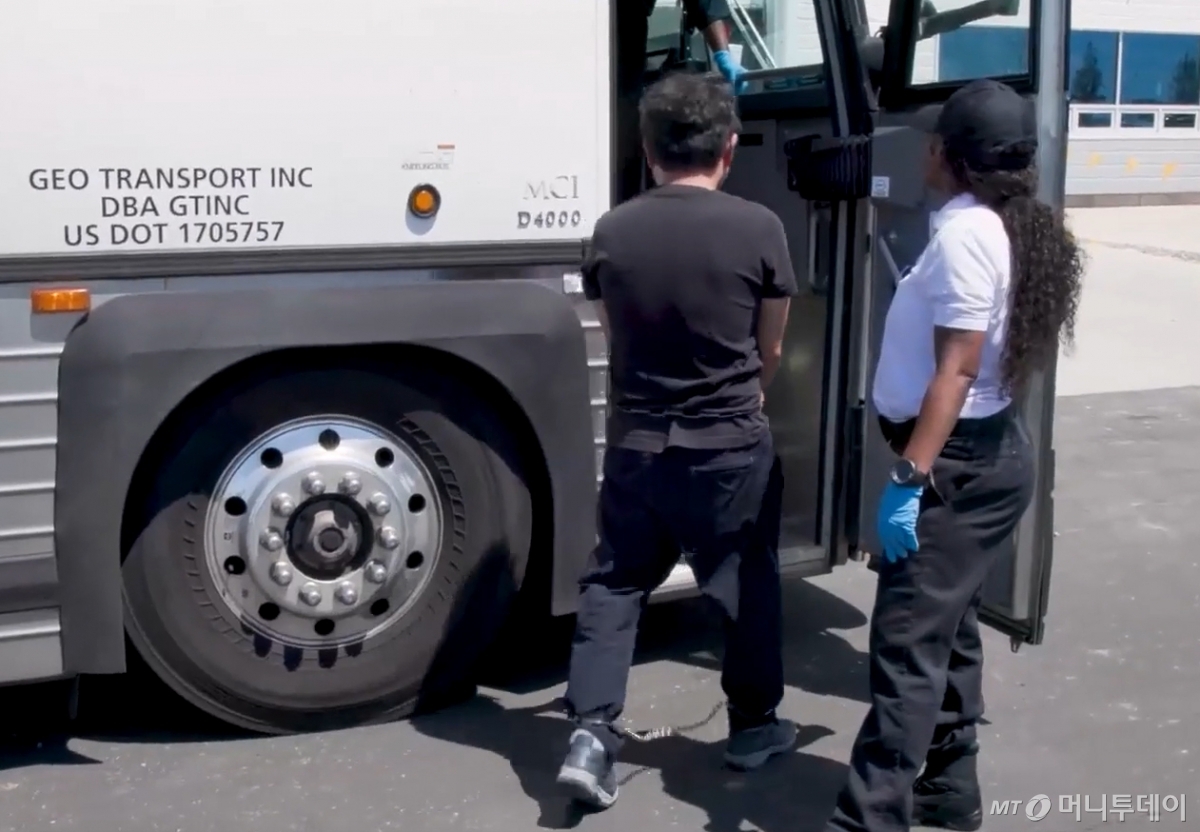 [서울=뉴시스] = 미국 이민 단속 당국이 홈페이지를 통해 지난 4일(현지시간) 조지아주 현대차그룹-LG에너지솔루션의 합작 배터리 공장 건설현장에서 벌인 불법체류·고용 단속 현장 영상을 홈페이지를 통해 공개했다. (사진= ICE 홈페이지 영상 캡쳐) 2025.09.06. 