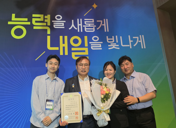 이윤성 알파코 대표이사와 임직원들. /사진제공=알파코