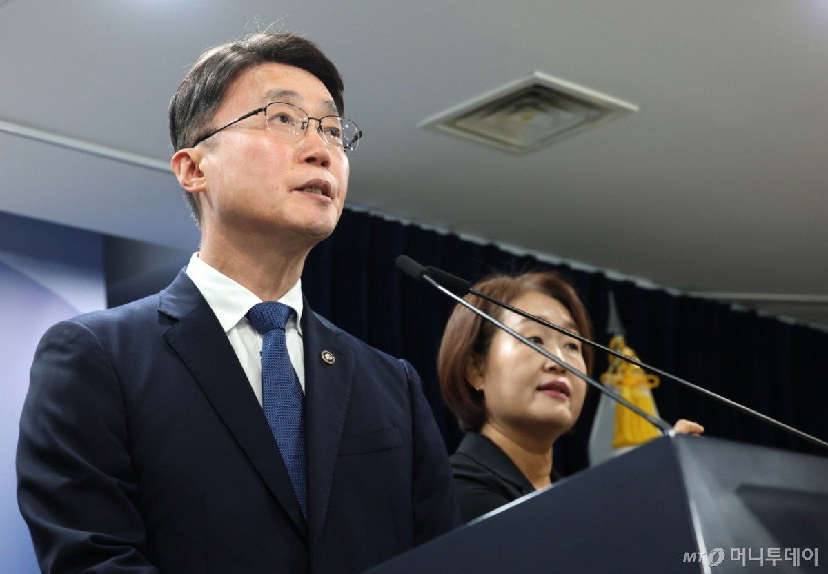 (서울=뉴스1) 임세영 기자 = 류제명 과학기술정보통신부 제2차관이 10일 서울 종로구 정부서울청사에서 KT 고객 무단 소액결제 침해사고 관련 브리핑을 하고 있다. 2025.9.10/뉴스1 Copyright © 뉴스1. All rights reserved. 무단 전재 및 재배포, AI학습 이용 금지. /사진=(서울=뉴스1) 임세영 기자