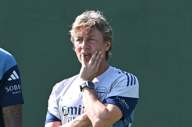 훈련을 지켜보고 있는 에인세 코치. /사진=아스널 공식 SNS