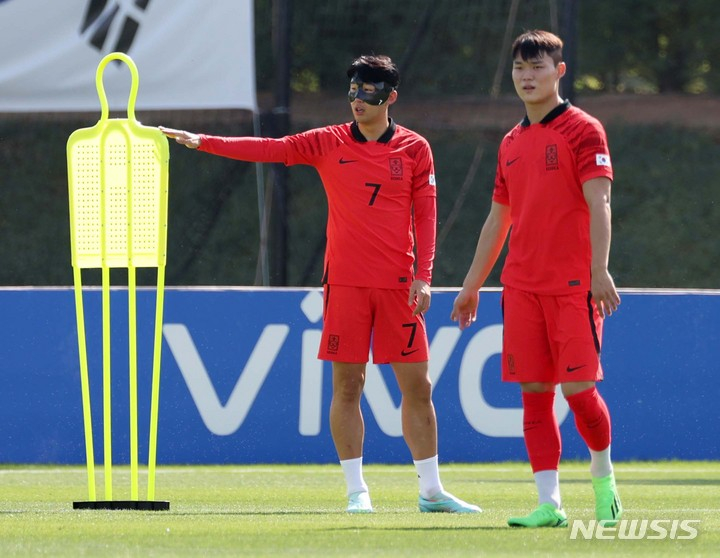 지난 2022년 11월 카타르 도하에서 진행된 대한민국 축구 국가대표팀 훈련 모습. 당시 예비 명단으로 동행한 오현규는 등번호도 배정받지 못한 채 대표팀과 동행했다. /사진=뉴시스
