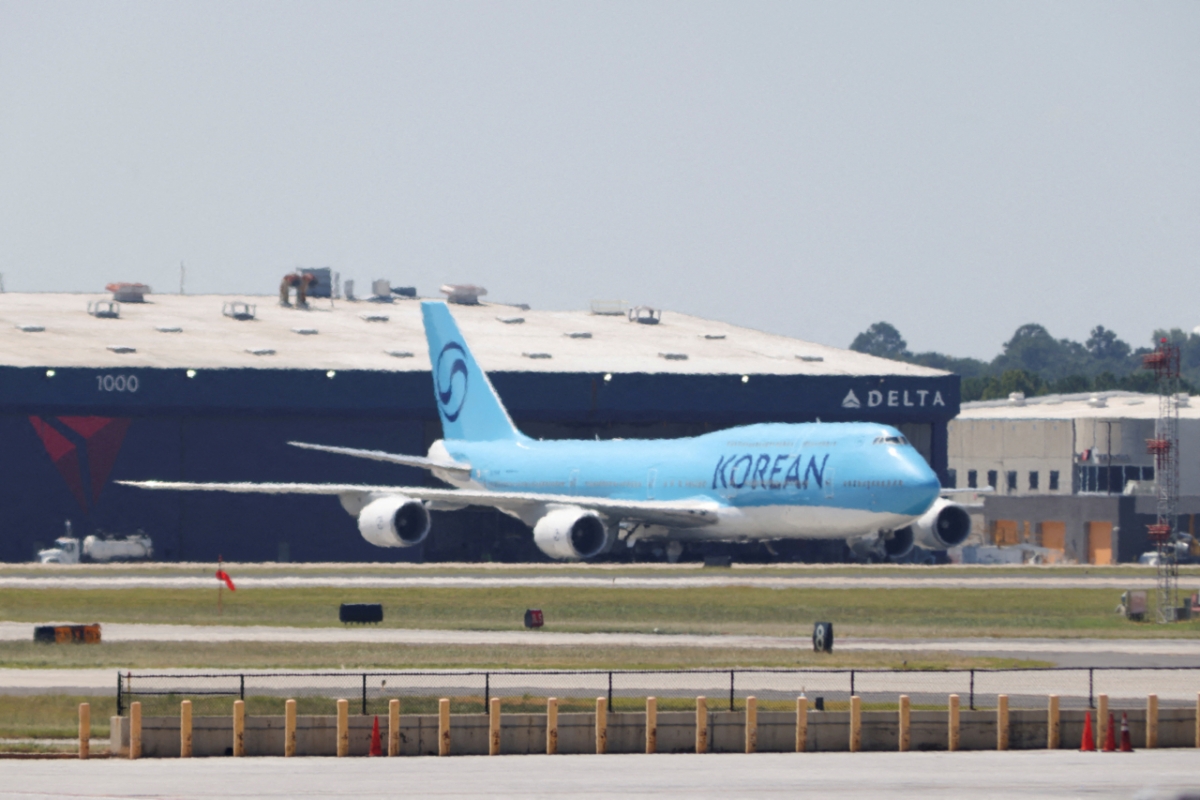 미국 이민세관단속국에 체포·구금된 한국인 근로자들을 송환하기 위해 투입된 전세기가 10일(현지시간) 미국 조지아주 애틀랜타 국제공항에 서 있다. /로이터=뉴스1