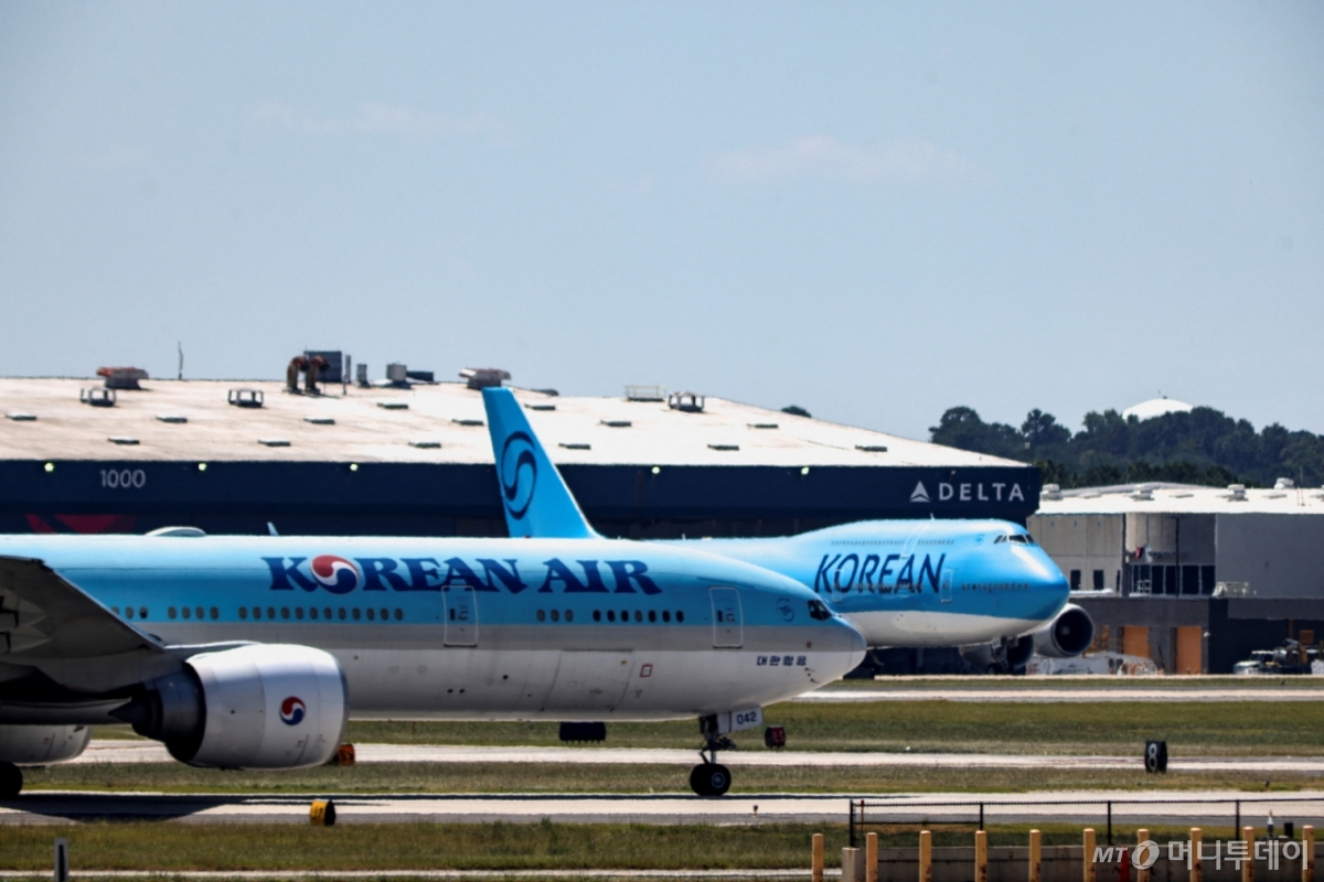 미국 조지아주 현대차그룹-LG에너지솔루션 배터리 합작 공장 건설 현장에서 체포·구금된 한국인들을 태울 대한항공 전세기(오른쪽)가 10일 미국 조지아주 하츠필드-잭슨 애틀랜타 국제공항에 대기하고 있다.  / 로이터=뉴스1