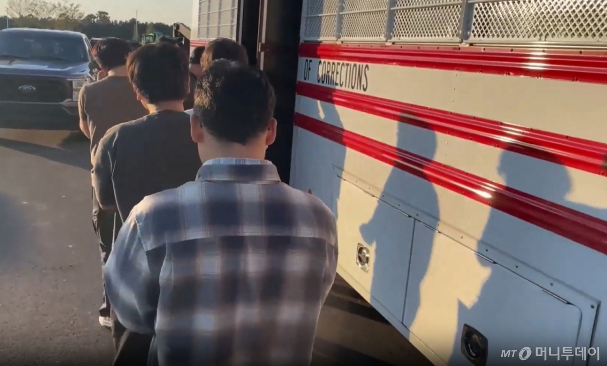 미국 이민세관단속국(ICE)이 지난 4일(현지시간) 조지아주 현대차그룹-LG에너지솔루션의 합작 배터리 공장 건설현장에서 벌인 불법체류·고용 단속 현장 영상을 홈페이지를 통해 공개했다. / 사진=미국 이민세관단속국(ICE)