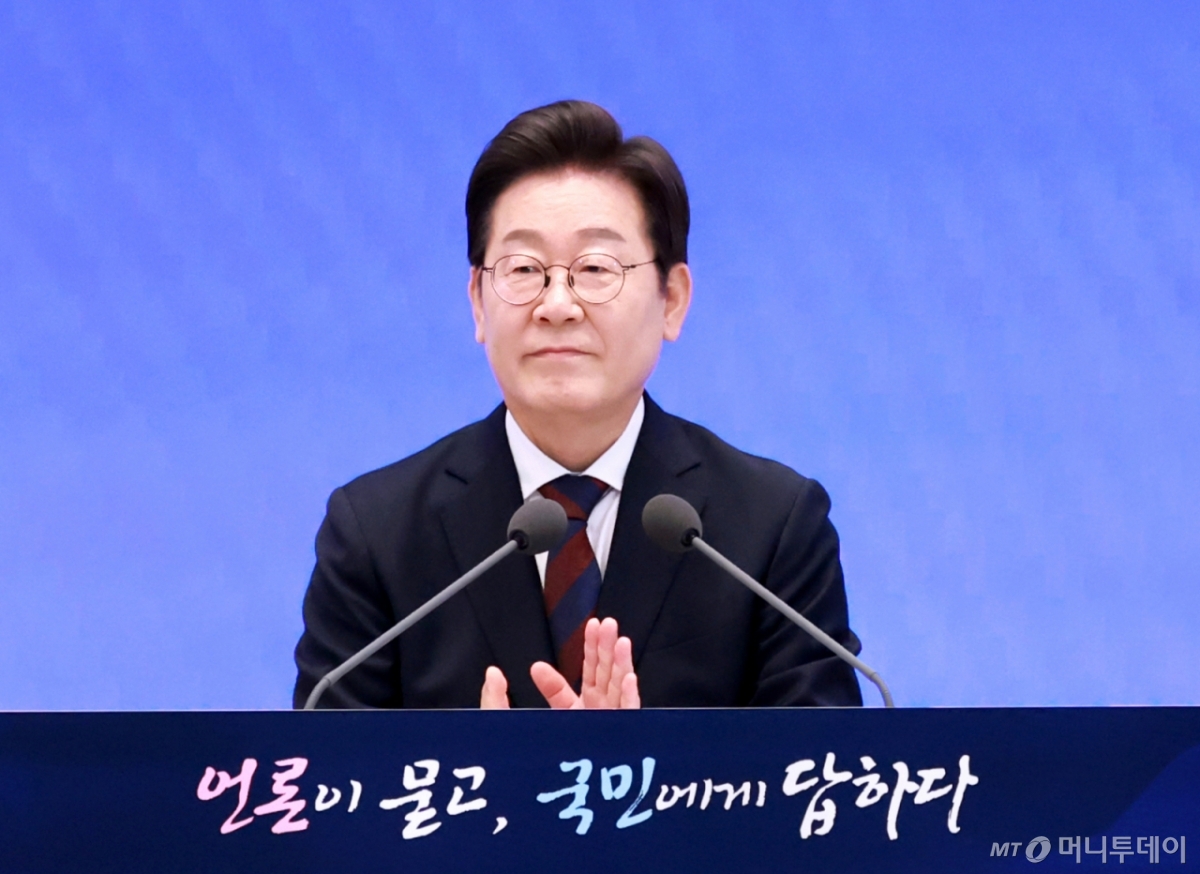 [서울=뉴시스] 고범준 기자 = 이재명 대통령이 3일 청와대 영빈관에서 열린 '대통령의 30일, 언론이 묻고 국민에게 답하다' 기자회견에서 출입기자들 질문에 답변하고 있다. (대통령실통신사진기자단) 2025.07.03. bjko@newsis.com /사진=