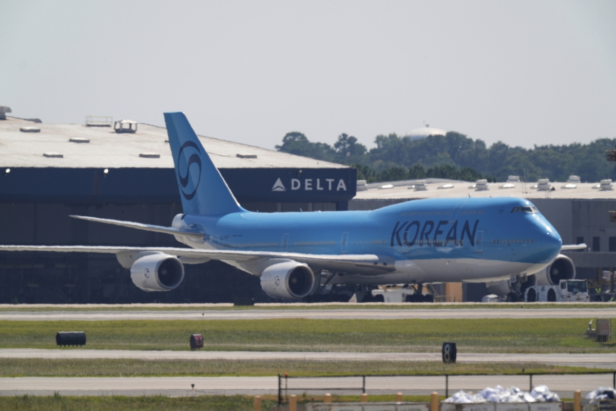 미국 조지아주 현대차그룹-LG에너지솔루션 배터리 합작 공장 건설 현장에서 구금된 한국인을 태울 대한항공 전세기가 10일(현지 시간) 하츠필드-잭슨 애틀랜타 국제공항에 도착해 활주로를 이동하고 있다. 정부에 따르면 11일 정오 한국인 316명 등 총 330명이 전세기에 탑승해 귀국할 예정이다./AP=뉴시스